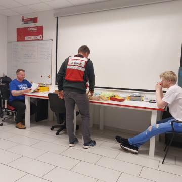 Na fotografiji v sredini izolski prvi posredovalec Marko Udovič.